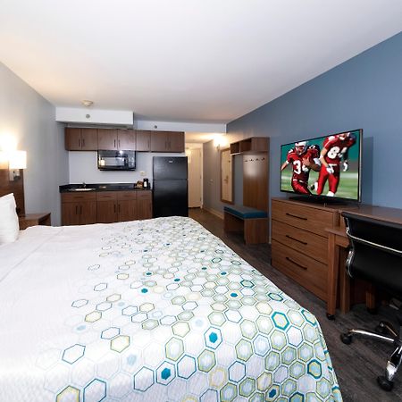 Red Roof Inn & Suites Wilmington - Нью-Касл Экстерьер фото