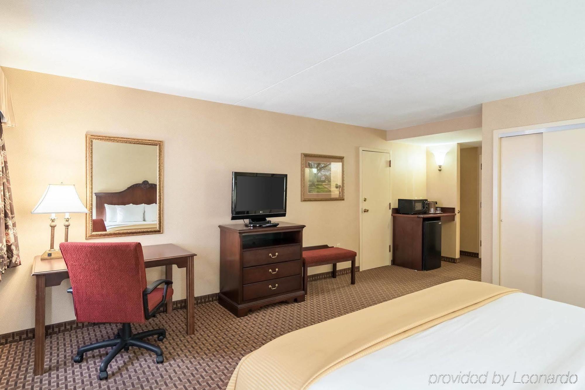 Red Roof Inn & Suites Wilmington - Нью-Касл Экстерьер фото