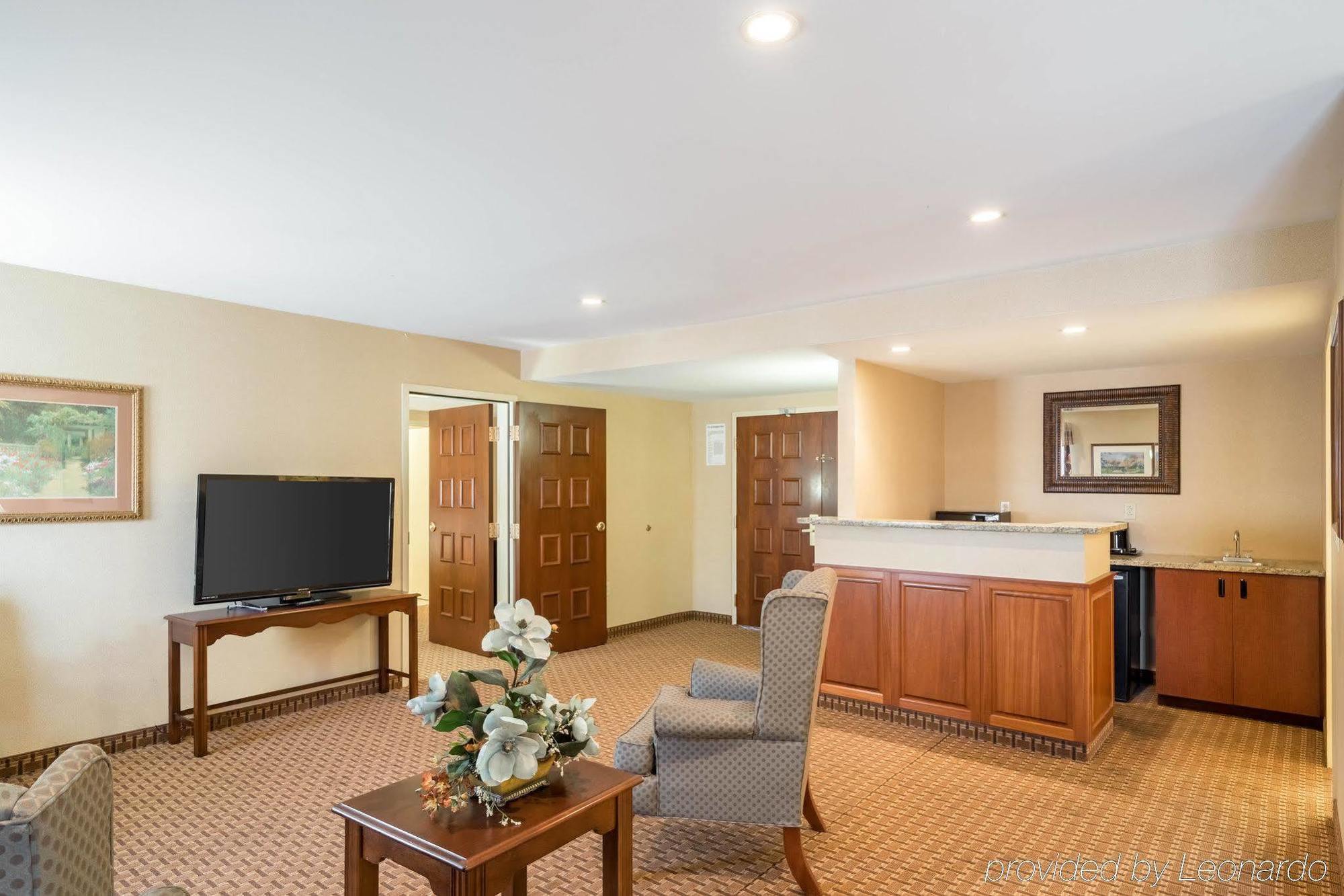 Red Roof Inn & Suites Wilmington - Нью-Касл Экстерьер фото