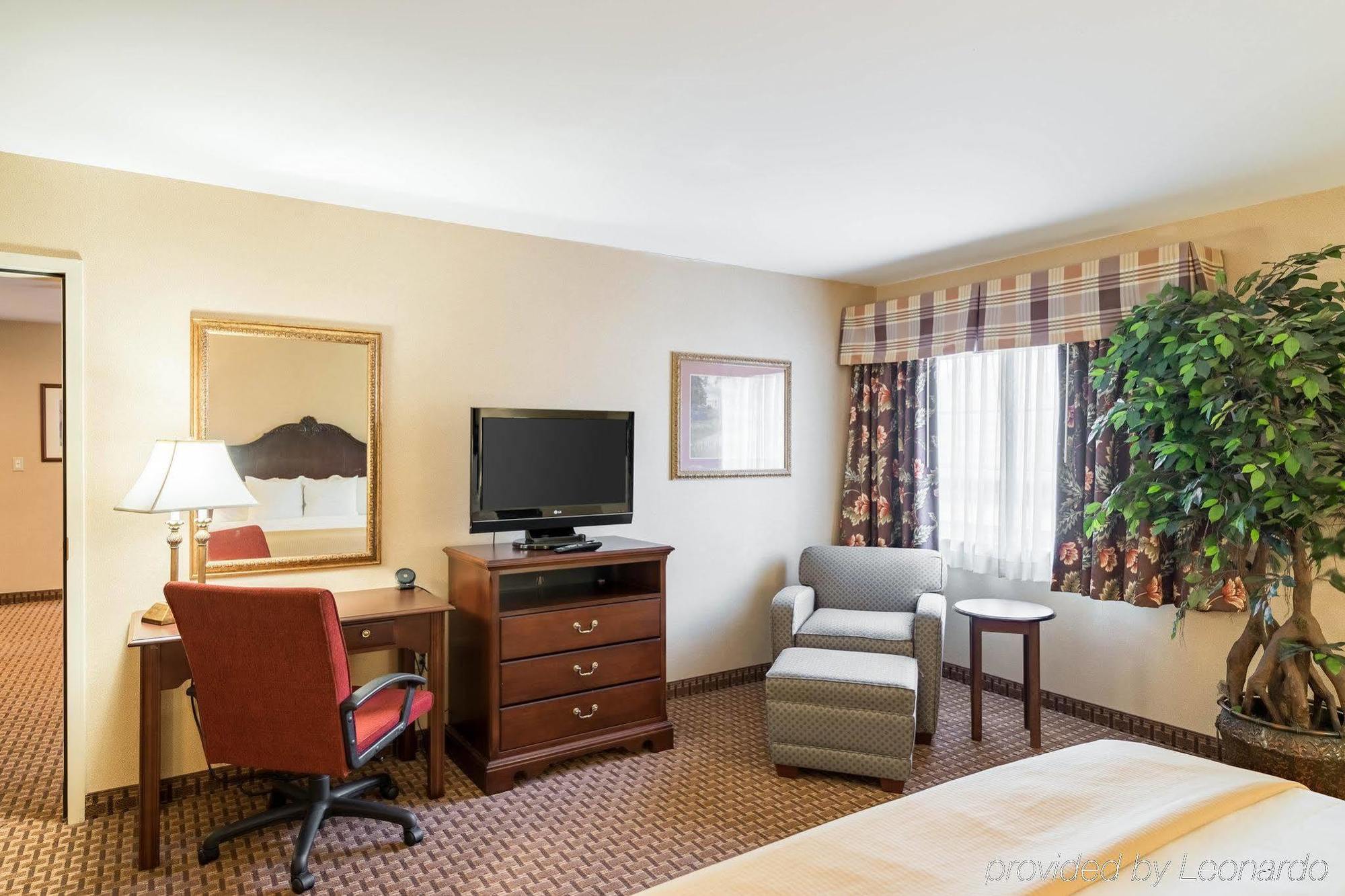 Red Roof Inn & Suites Wilmington - Нью-Касл Экстерьер фото